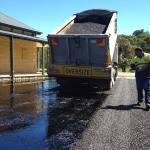 Covering bitumen with sealing aggregate